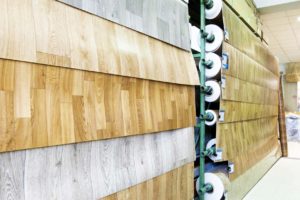 Широкий выбов линолеума в строительном магазине
