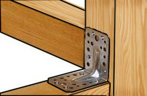 Крепление стоек металлическим уголком