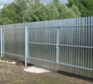 Такой забор вы можете поставить только по согласованию с соседями