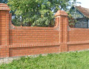 Кирпичный забор на собственной даче