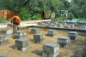 Столбики под лаги из шлакоблоков