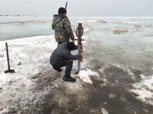 По льду заворачивать сваи проще